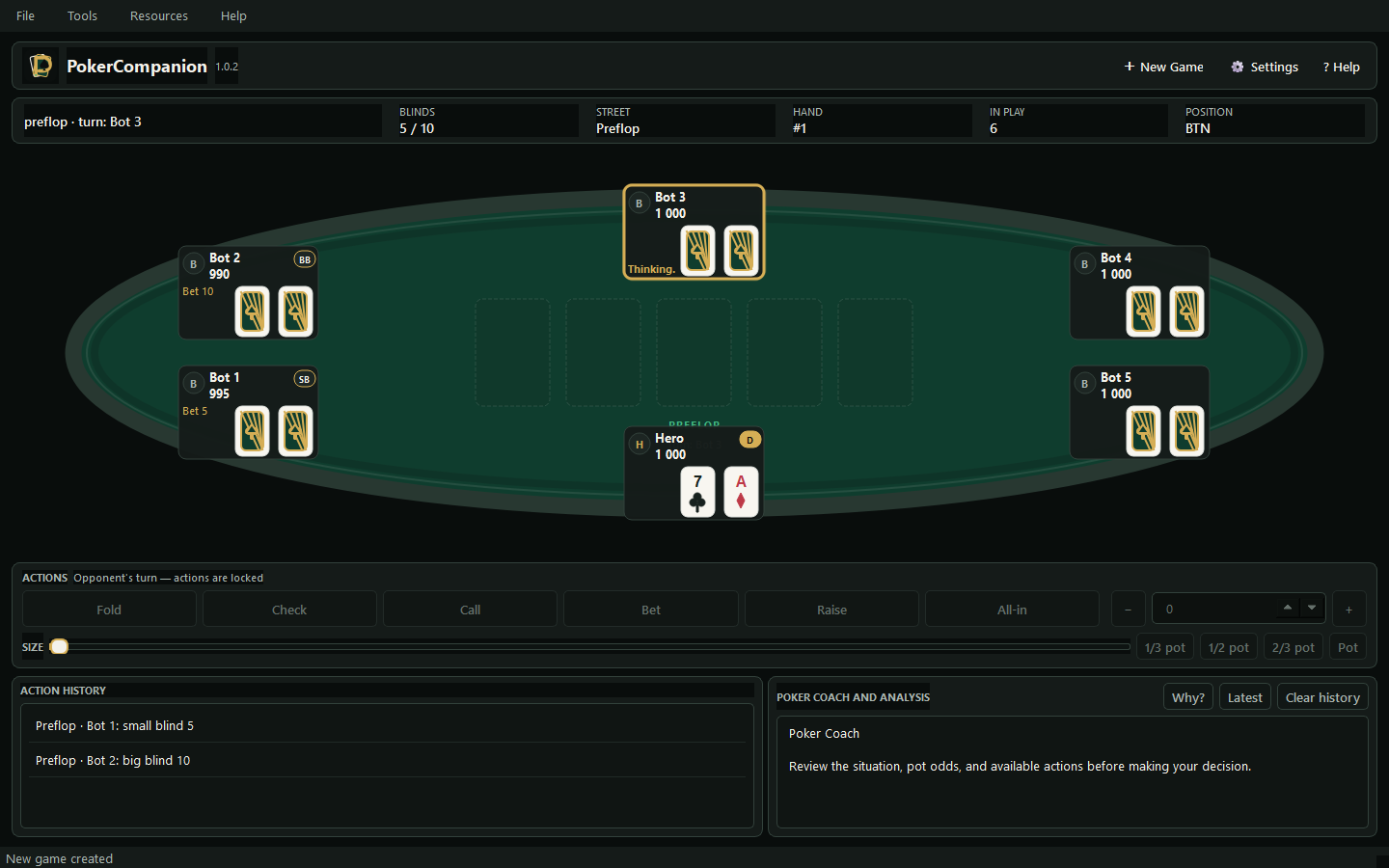 Главное окно PokerCompanion с покерным столом, историей действий и панелью Poker Coach